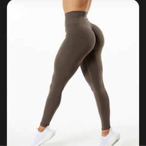 Alphalete Amplify Scrunch Booty Leggings in Mocha